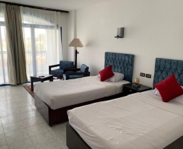Двухместный номер с видом на бассейн двуспальная кровать в El Khan Sharm Hotel