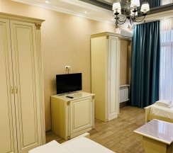 Четырехместный номер с балконом вид во внутренний дворик в Roza vetrov