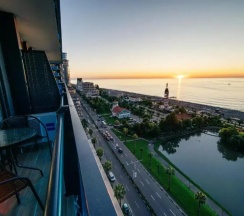 Двухместные апартаменты Deluxe с балконом и с видом на море (двуспальная кровать) в Апартаменты Grand City Batumi