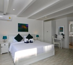 Двухместный номер Deluxe с видом на море двуспальная кровать в Kata White Villas