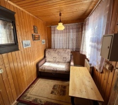 Коттедж с 1 двуспальной кроватью и 1 двухъярусной кроватью в Монастырская изба