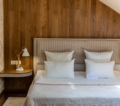 Двухместный люкс мансарда №5 с 2 комнатами с красивым видом из окна двуспальная кровать в Лель