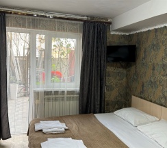 Четырех местный номер с удобствами на этаже в Кипарис