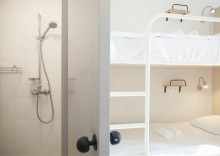 Кровать в 8-местном женском номере с санузлом в Netizen Moscow Rimskaya