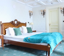 Двухэтажный номер в Taleon Imperial Hotel