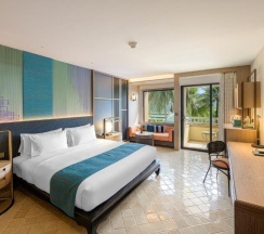 Двухместный номер Premium с балконом и с видом на город двуспальная кровать в Holiday Inn Resort Phuket by IHG