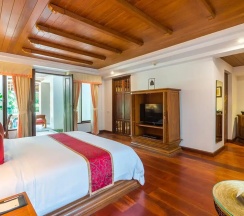 Двухместный люкс Grand с видом на бассейн двуспальная кровать в Muang Samui Spa Resort