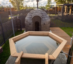 Коттедж с одной спальней, купелью и баней в Black Village Family