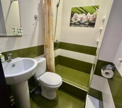 Трёхместный номер Comfort с балконом и с видом на горы в Людмила