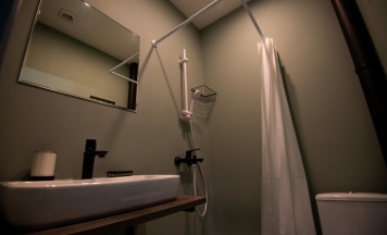 Трехместный номер с раздельными кроватями в BookBox