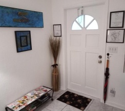Коттедж с 2 комнатами в Private designer 8 room art getaway 2 Br-2Ba Full Kitchen Barbecue Patio 2min to beach