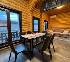 Коттедж с балконом и с красивым видом из окна в Domik_05