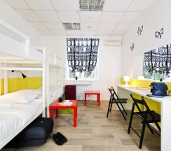 Кровать в 4-местном общем женском номере в Maxi House