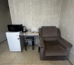 Трехместный номер с 3 односпальными кроватями с видом на сад в Express