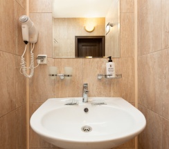 Двух местный Стандарт с 2 доп.местом с балконом в Brown hotel