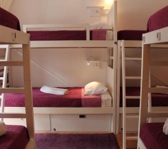 Кровать в общем номере с красивым видом из окна в Lost Inn Lisbon Hostel