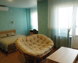 Двухместный номер повышенной комфортности с одной большой двуспальной кроватью в Озёрная