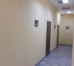 Кровать в общем номере с красивым видом из окна в На Фестивальной