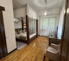 Двухместный полулюкс с балконом и с красивым видом из окна двуспальная кровать в Rybinka