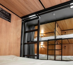 Кровать в общем 8-местном номере (удобства на этаже) в Sleep box