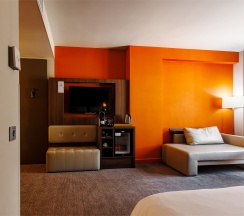 Номер Privilege Luxe c большой двуспальной кроватью в МЕРКЮР ТЮМЕНЬ ЦЕНТР