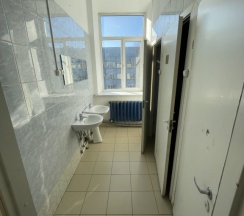 Кровать в общем номере с красивым видом из окна в Staffhostel
