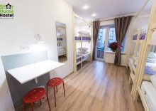 Спальное место в комнате для женщин в Star home