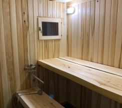 Коттедж с балконом и с красивым видом из окна в Филин дом