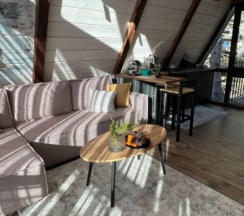 Домик 1 с балконом и с красивым видом из окна в Къашха Таш