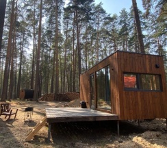 Двухместный коттедж с красивым видом из окна двуспальная кровать в Vinder Village
