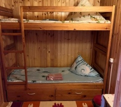 Коттедж с 1 двуспальной кроватью и 1 двухъярусной кроватью в Монастырская изба