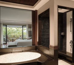 Двухместный номер с балконом и с видом на бассейн двуспальная кровать в Phuket Marriott Resort And Spa, Nai Yang Beach