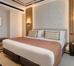 Двухместный номер Superior с видом на город (двуспальная кровать) в Senator Gran Vía 70 Spa Hotel