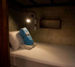 Кровать в общем номере в In A Box Hostel