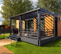 Коттедж с двумя спальнями и купелью в Black Village Family