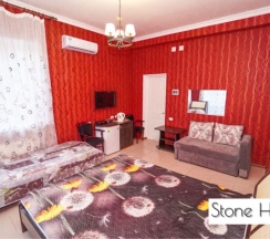 Трёхместный номер Deluxe с балконом и с красивым видом из окна в Stone house