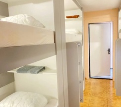 Кровать в общем номере (мужской номер) в Арктика