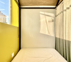 Кровать в общем номере с балконом в Bayhouse Hostel Penghu
