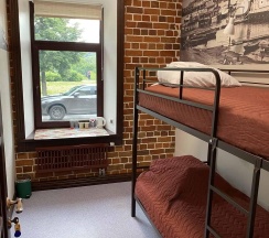 Кровать в 2-местном общем номере №5 в Стрежень