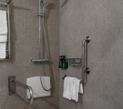 Стандартный номер для маломобильных групп населения с видом на реку c двуспальной кроватью в Cosmos Omsk Hotel