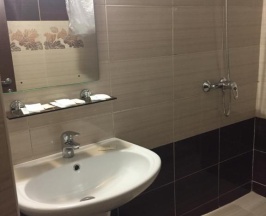 Комната стандарт с 1 односпальной и 1 двуспальной кроватью в Эллас