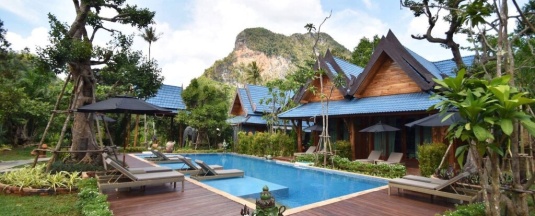 Двухместная вилла Deluxe с видом на бассейн двуспальная кровать в The Nine Thipthara Klongson Resort