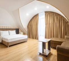 Люкс с балконом с видом на город в Golden House