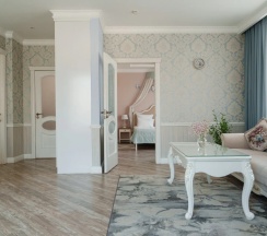 Двухместный люкс Provence №30 с 2 комнатами с балконом и с видом на парк двуспальная кровать в Лель