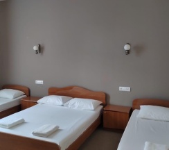 Номер стандарт с 2 односпальными и 1 двуспальной кроватью в Оптима