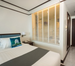 Двухместный номер Superior с балконом и с видом на море двуспальная кровать в Andaman Beach Suites Hotel
