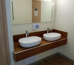 Кровать в женском шестиместном номере в Танский