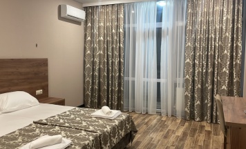 Трёхместный номер Standard с балконом и с красивым видом из окна в Атлас