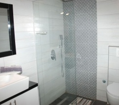 Двухместный номер Standard с балконом и с видом на море двуспальная кровать в Hotel Saranda
