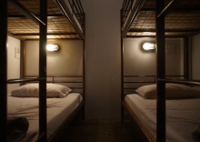 Кровать в общем номере с балконом в Some Rest Hostel Khao San